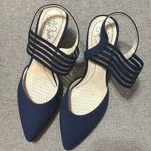 Women’s Life Stride Sanya Navy Pump Size 6M